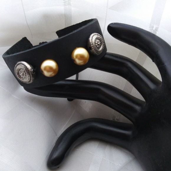 Soft leather cuff bracelet - Picture 2 of 7